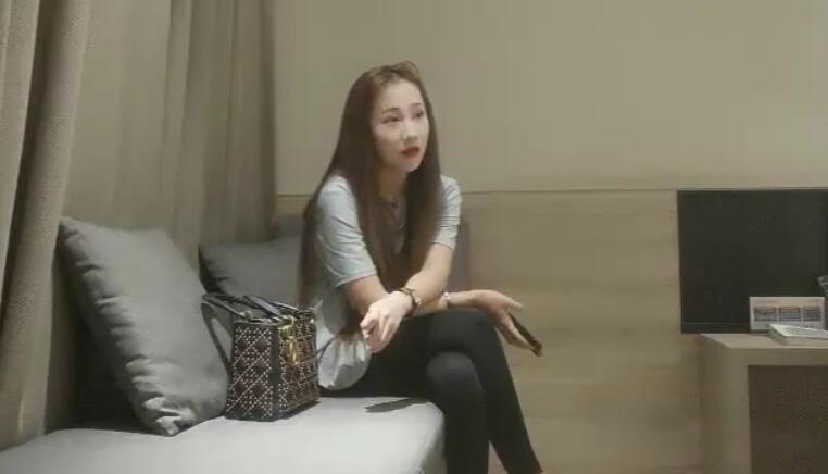 小宝寻花约了个少妇酒店啪 啪 沙发上后 入骑 乘干一下再到床上 快速抽 插搞得呻 吟连连